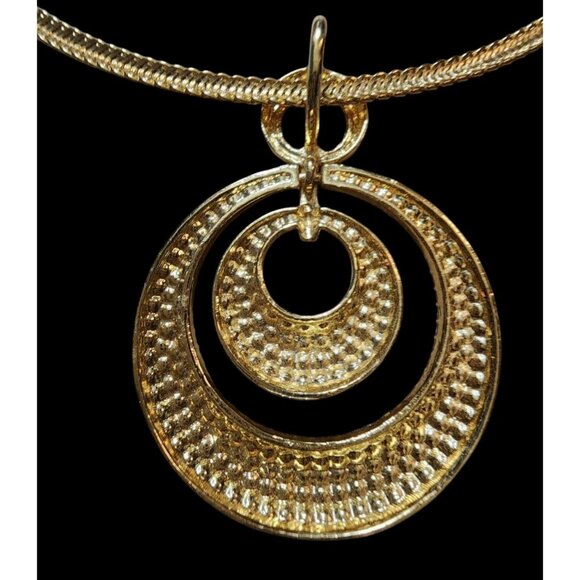 Gold-Tone Necklace Textured Double Circle Pendant & Lobster Clasp Multi Rings - Picture 5 of 6